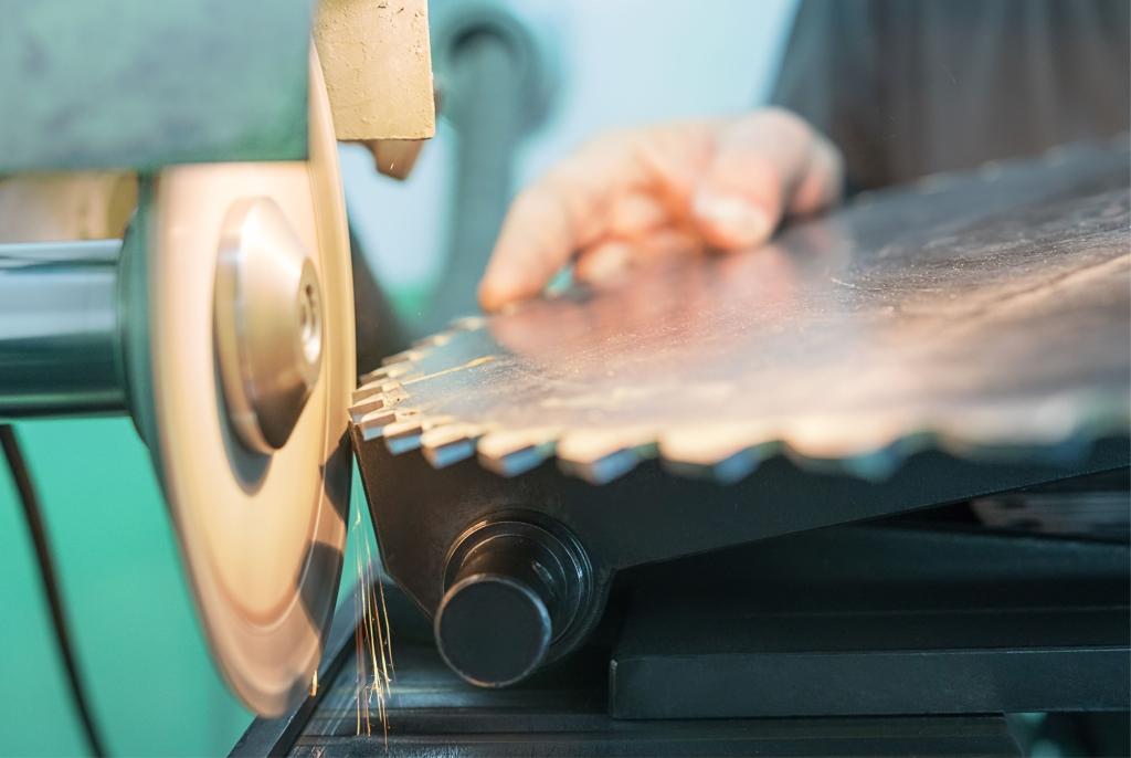 Tipos de afiação de ferramentas de corte: manual ou em máquinas