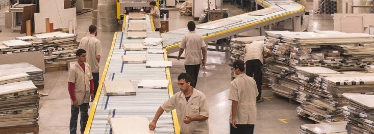 Polo moveleiro de Bento Gonçalves em 2021: mais empregos, menos lucro